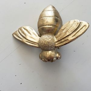 Poly resin bumble bee wall plaque